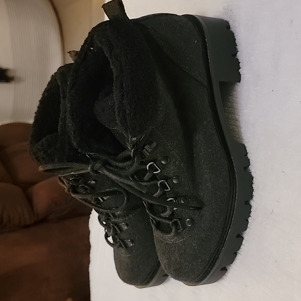 Bussola winter boots..Fur inside.Super warm .. originally cost 149.00 .Very cute